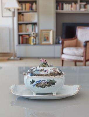 une assiette sur laquelle est posé un bol, posée sur une table