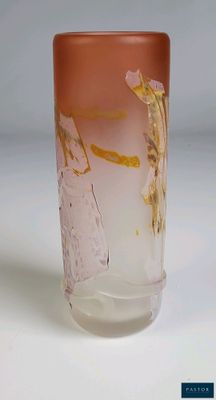 un verre orné d'un motif rose et jaune