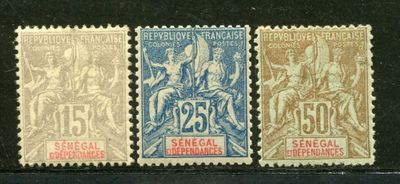 quatre timbres différents provenant de différents pays sur un fond noir