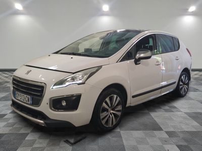 la petite voiture blanche est garée dans une grande pièce