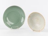 deux assiettes vertes et blanches posées l'une à côté de l'autre sur une surface blanche