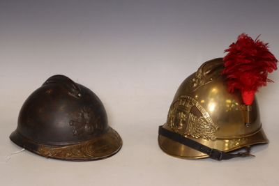 deux casques ornés de plumes rouges, posés l'un à côté de l'autre