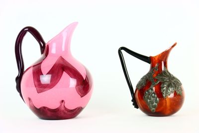 deux vases posés l'un à côté de l'autre sur une surface blanche