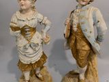 deux figurines représentant un garçon et une fille debout l'un à côté de l'autre