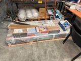 une pile de cartons empilés les uns sur les autres sur une table dans un entrepôt