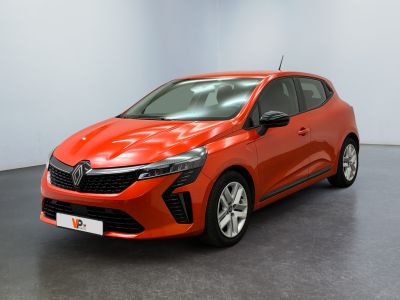 une voiture rouge garée dans une pièce au sol noir