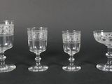 trois verres à vin transparents posés les uns à côté des autres sur une table