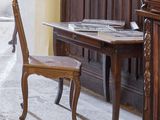 une chaise et une table dans une pièce, près d'un mur