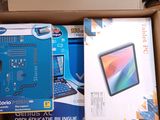 une boîte contenant un ordinateur portable et une tablette