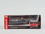 une voiture de police miniature dans une boîte, posée sur une surface blanche