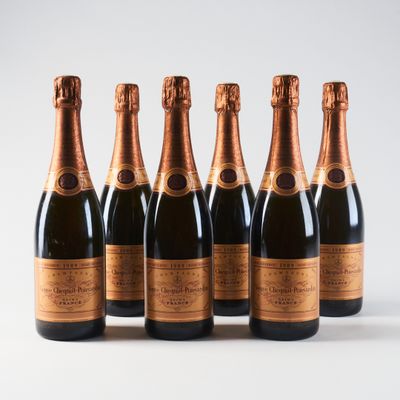six bouteilles de champagne alignées