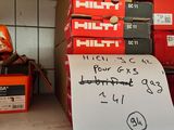 une pile de cartons, tous munis d'une étiquette de prix