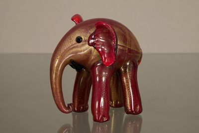 une figurine d'éléphant posée sur une table en verre