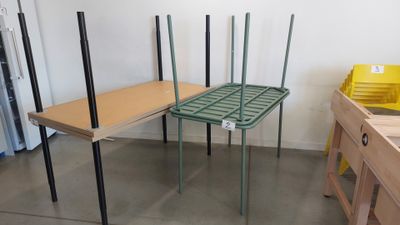 une table sur laquelle se trouve une étagère, au milieu d'une pièce