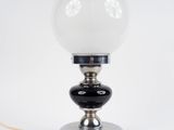 gros plan d'une lampe sur une table à fond blanc