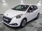 la petite voiture blanche est garée dans une grande pièce