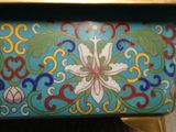 une boîte décorative ornée d'une fleur, posée sur une table