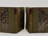 les deux livres sont posés côte à côte sur une surface blanche