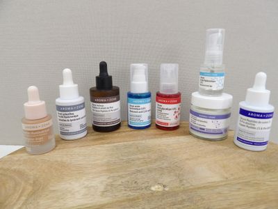 de nombreux types de produits de soins de la peau sur une table