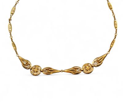 une image d'un collier en or sur fond blanc