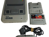 une console Nintendo Classic avec une manette et un gamepad