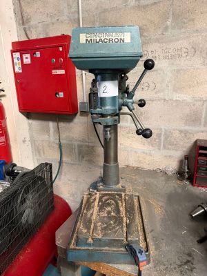 une machine posée sur une table dans une pièce