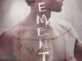 une image représentant l'affiche d'un film sur laquelle figure un homme avec des tatouages sur la poitrine