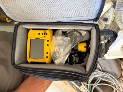 un objet jaune et noir à l'intérieur d'un sac gris