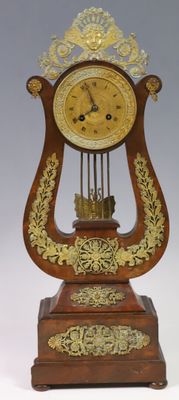 Pendule lyre en acajou sur base en socle à petits pied boule…