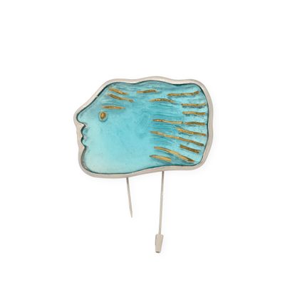 épingle en forme de tête de poisson, de couleur turquoise et dorée, accompagnée d'épingles à cheveux, sur fond blanc