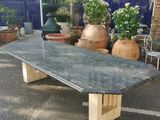 une table posée au milieu d'un parking