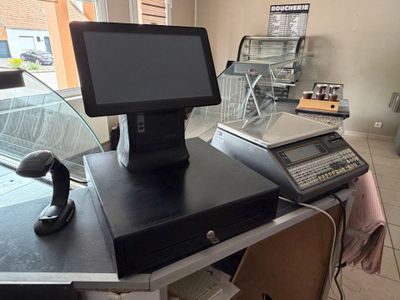 un ordinateur et un clavier posés sur un bureau dans une pièce
