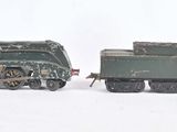 trois petits trains assis côte à côte sur une surface blanche