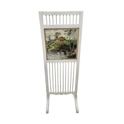 une photo d'une chaise blanche sur laquelle est accroché un tableau