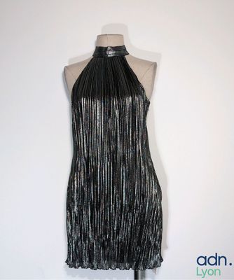 une robe noire sur un mannequin mannequin mannequin mannequin mannequin mannequin mannequin mannequin mannequin mannequin
