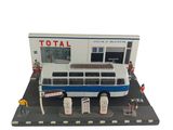 une maquette de bus posée sur une table