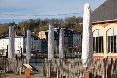 de nombreux parapluies blancs accrochés au mur d'un immeuble