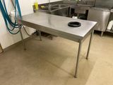 une table en acier inoxydable au milieu d'une cuisine