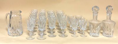 un grand nombre d'objets en verre posés sur une table
