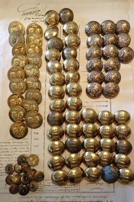 de nombreux types de boutons différents sur une feuille de papier