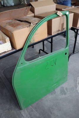 de nombreuses boîtes empilées les unes sur les autres sur une table dans un garage