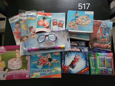 beaucoup de jouets et de livres pour enfants sur la table