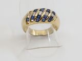 gros plan d'une bague en or avec saphirs et diamants