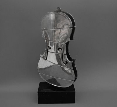 photographie en noir et blanc d'une sculpture représentant un violon posé sur un chevalet