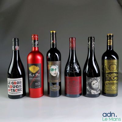 plusieurs bouteilles de vin sont alignées sur une table