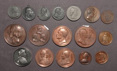 Plusieurs types de pièces sont disposés sur une table
