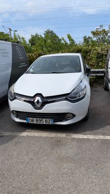 trois voitures garées l'une à côté de l'autre dans un parking