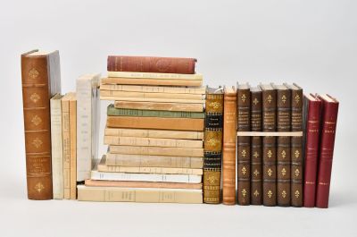 plusieurs livres empilés sur une table