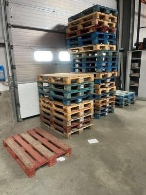 de nombreuses palettes empilées dans un grand entrepôt