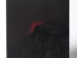 un livre noir avec une lumière rouge au milieu